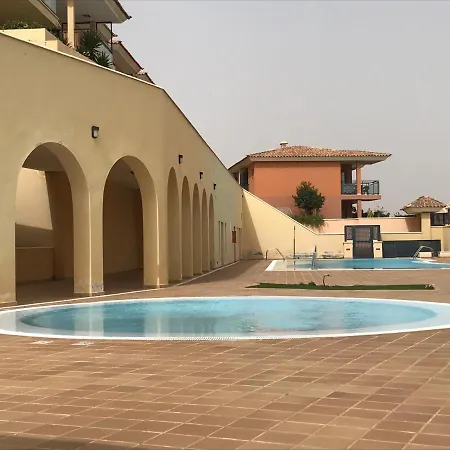 Belle Vue Triplex On The Hill アパート